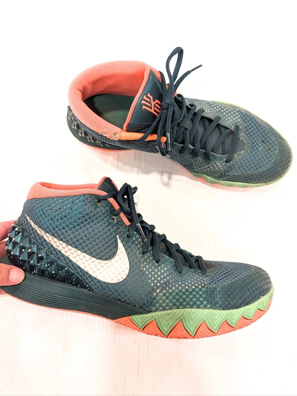 NIKE Kyrie 1 Flytrap Emerald Green Basketball Sneakers with White Swoosh Size 11
